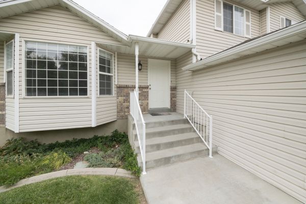 Cost of White Vinyl Siding Replacement in Smyrna